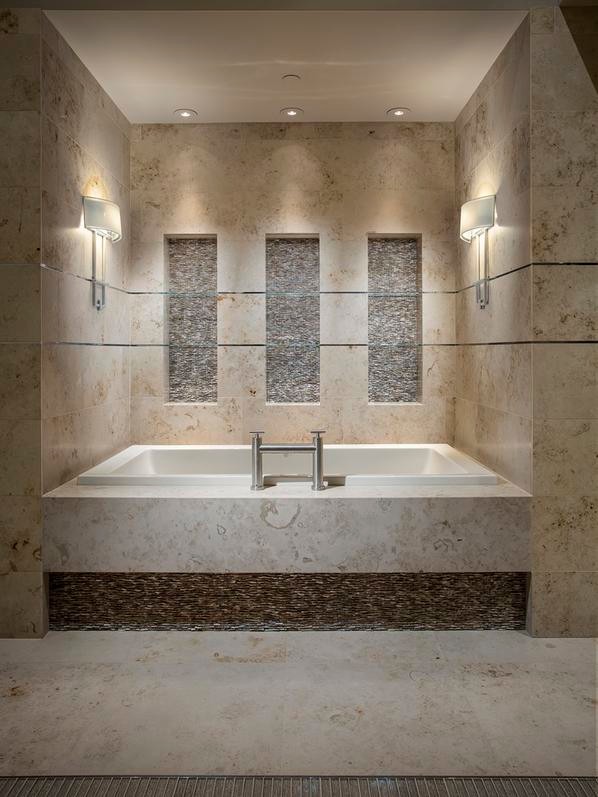 Ejemplo de cuarto de baño principal contemporáneo de tamaño medio con bañera empotrada