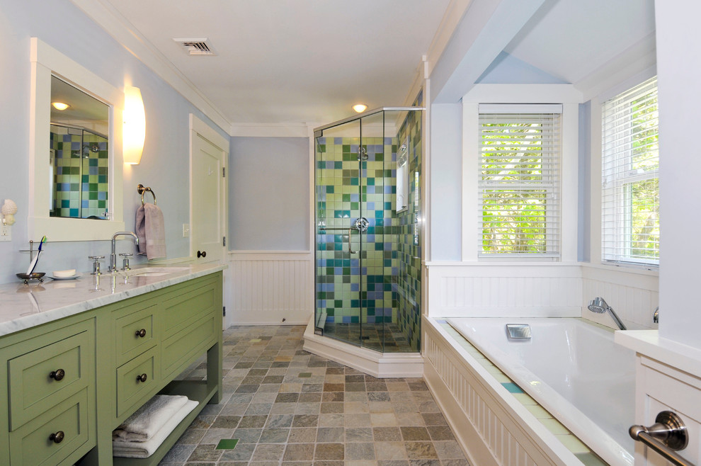 Foto på ett mellanstort vintage en-suite badrum, med ett platsbyggt badkar, ett undermonterad handfat, skåp i shakerstil, gröna skåp, en hörndusch, blå kakel, grön kakel, porslinskakel, blå väggar, klinkergolv i keramik, marmorbänkskiva och flerfärgat golv