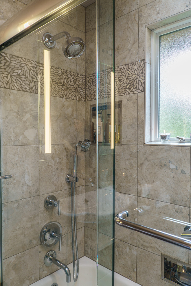 シアトルにある高級な小さなコンテンポラリースタイルのおしゃれな浴室 (フラットパネル扉のキャビネット、ベージュのキャビネット、シャワー付き浴槽	、分離型トイレ、ベージュのタイル、ベージュの壁、セラミックタイルの床、ベッセル式洗面器、ガラスの洗面台、グレーの床、引戸のシャワー) の写真