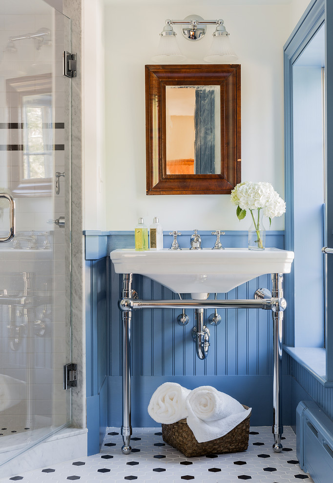 Idee per una stanza da bagno con doccia chic con lavabo a consolle, doccia ad angolo e pareti blu