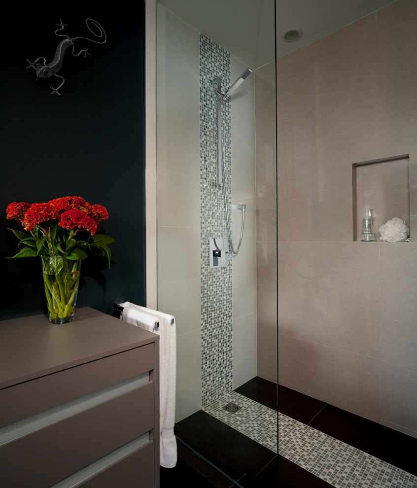 Стильный дизайн: ванная комната в современном стиле с душем без бортиков - последний тренд