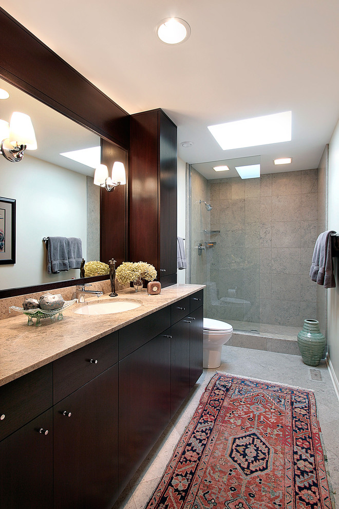 Idéer för att renovera ett stort vintage badrum med dusch, med släta luckor, skåp i mörkt trä, en dusch i en alkov, grå kakel, stenkakel, vita väggar, travertin golv, ett undermonterad handfat och granitbänkskiva