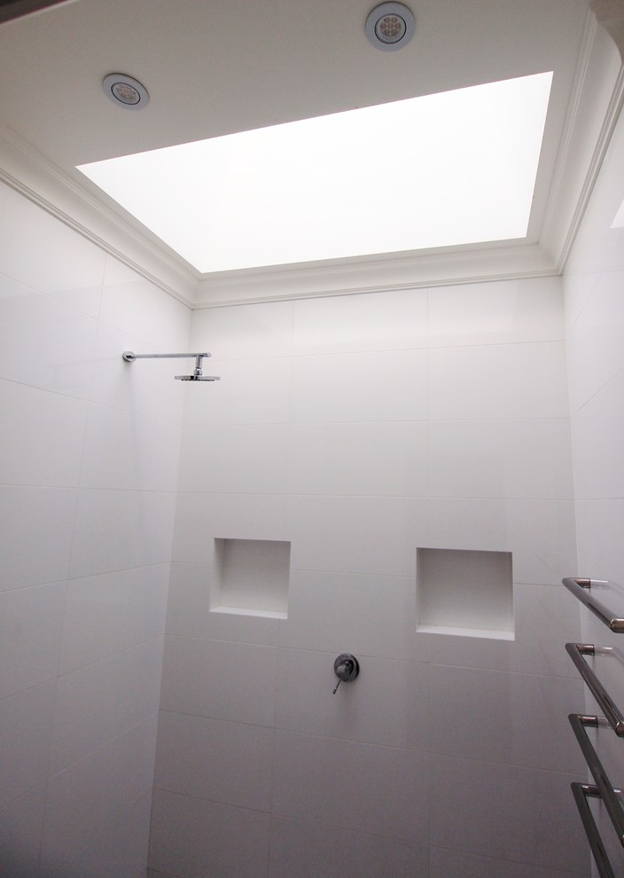 Bild på ett litet funkis en-suite badrum, med öppna hyllor, vita skåp, vit kakel, vita väggar och marmorgolv
