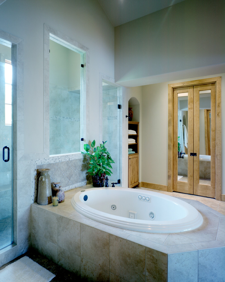 Idee per una stanza da bagno moderna di medie dimensioni con ante con bugna sagomata, ante in legno chiaro, vasca da incasso, doccia doppia, piastrelle beige, piastrelle in gres porcellanato, pareti bianche e pavimento in gres porcellanato
