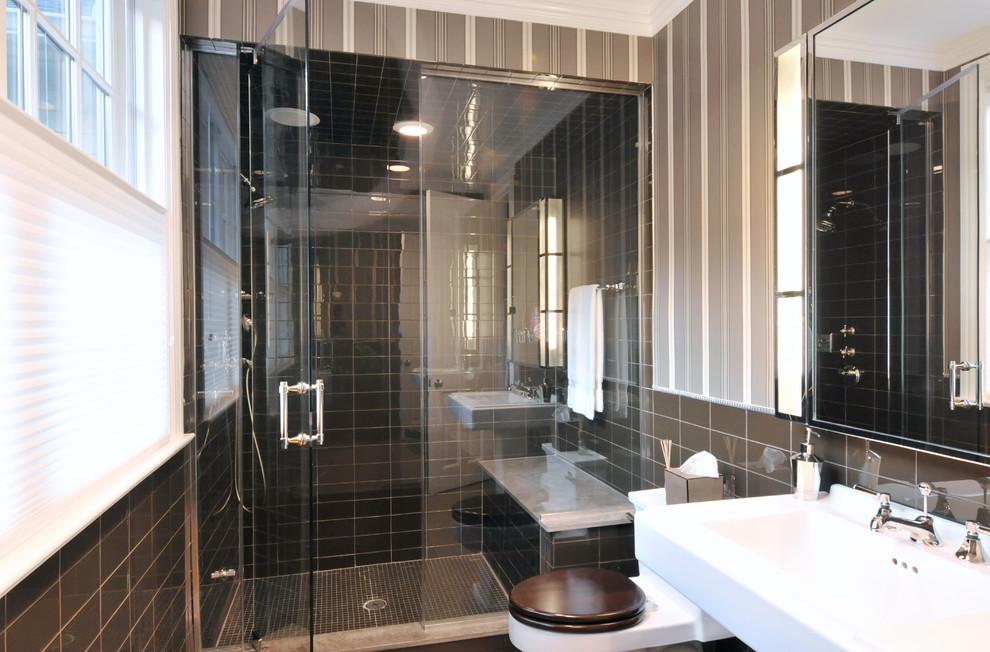Inspiration för små klassiska badrum med dusch, med en dusch i en alkov, en toalettstol med separat cisternkåpa, svart kakel, porslinskakel, grå väggar, ett väggmonterat handfat, bänkskiva i akrylsten och dusch med gångjärnsdörr
