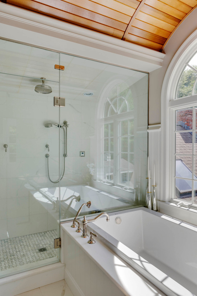 Esempio di una grande stanza da bagno padronale classica con ante bianche, vasca da incasso, pareti beige, pavimento con piastrelle in ceramica, piastrelle bianche e piastrelle in ceramica