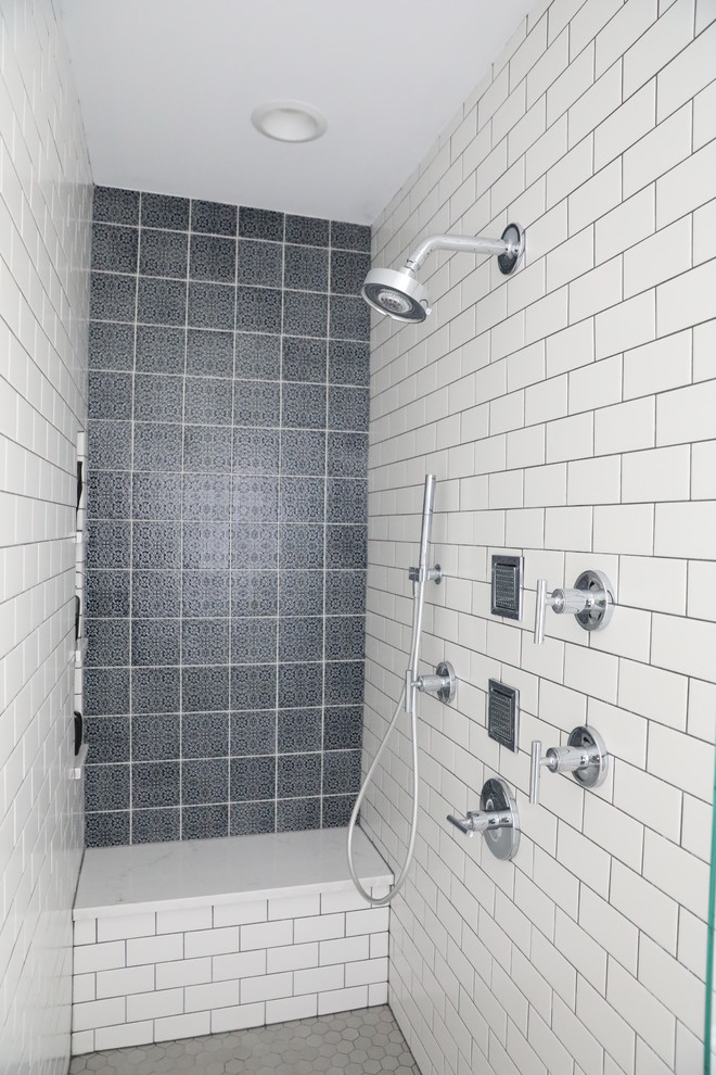 Стильный дизайн: главная ванная комната среднего размера в стиле фьюжн с душем в нише, белой плиткой, керамической плиткой, белыми стенами, полом из керамогранита, серым полом и душем с распашными дверями - последний тренд