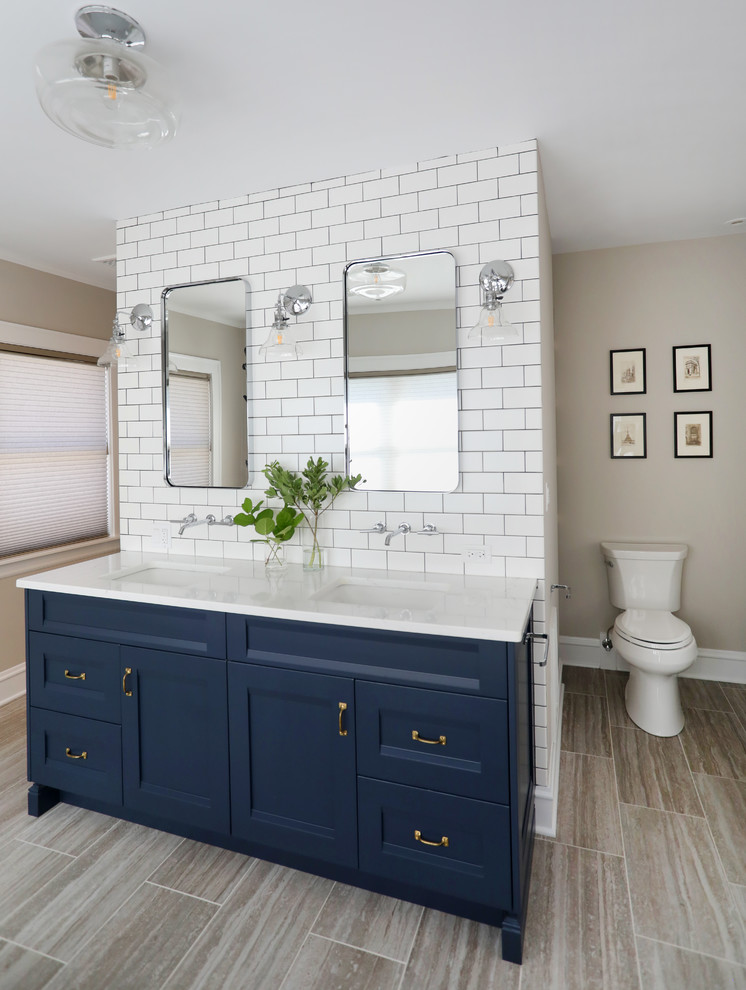Bild på ett mellanstort vintage vit vitt en-suite badrum, med luckor med infälld panel, blå skåp, ett fristående badkar, vit kakel, keramikplattor, beige väggar, klinkergolv i porslin, ett undermonterad handfat, bänkskiva i kvarts och beiget golv