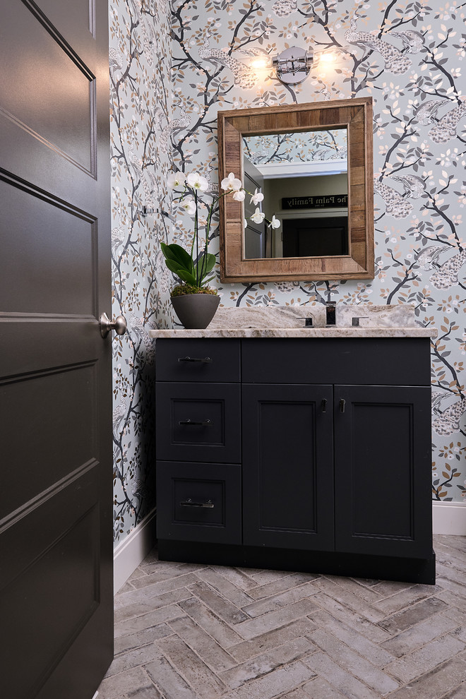 Immagine di una piccola stanza da bagno classica con ante in stile shaker, ante grigie, pareti multicolore, pavimento in gres porcellanato, top in marmo, pavimento grigio e top beige