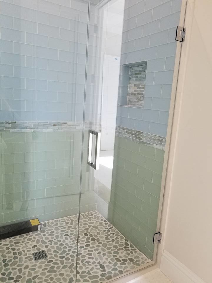Diseño de cuarto de baño principal marinero pequeño con ducha abierta