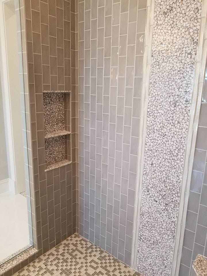 Ejemplo de cuarto de baño principal costero pequeño con ducha abierta