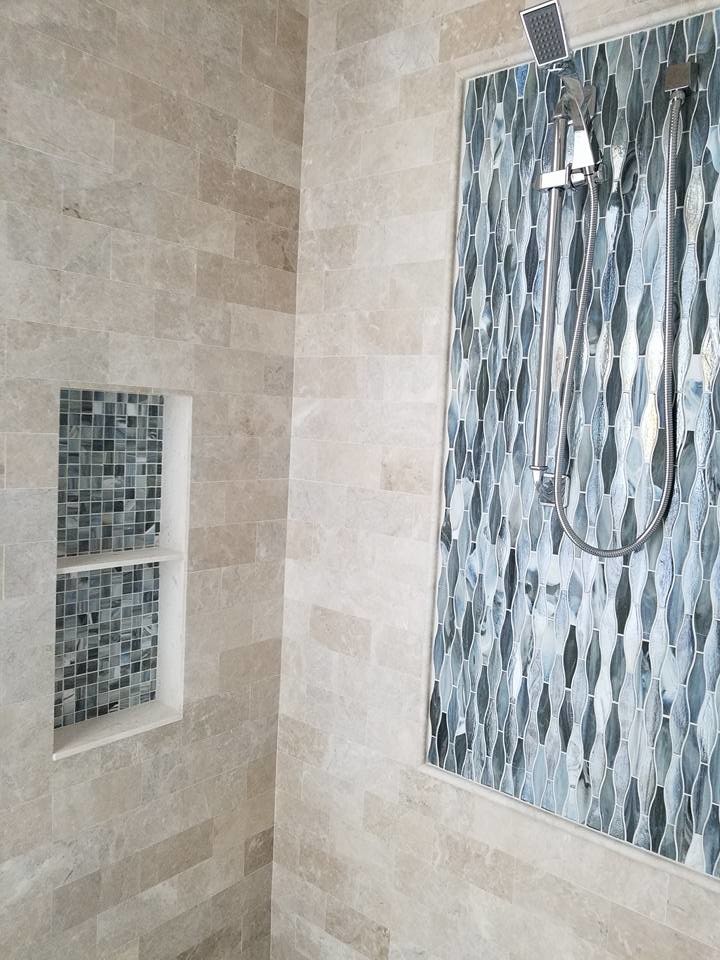 Imagen de cuarto de baño principal costero pequeño con ducha abierta