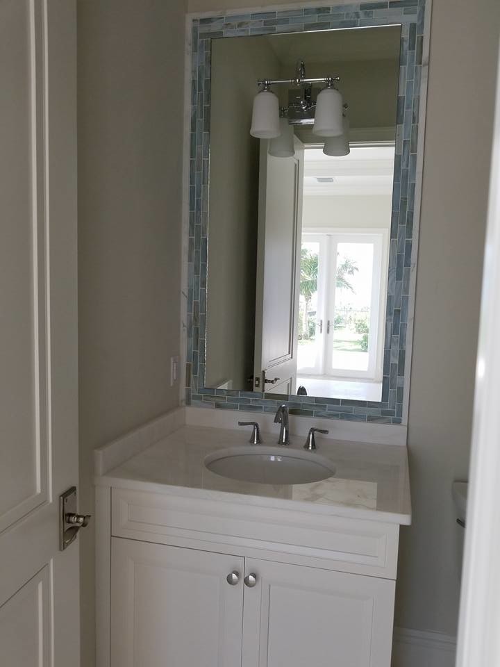 Стильный дизайн: маленькая главная ванная комната в морском стиле с открытым душем для на участке и в саду - последний тренд