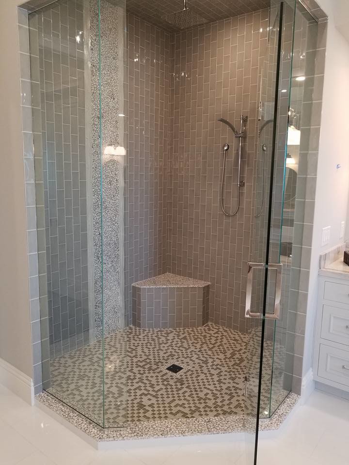 Ejemplo de cuarto de baño principal marinero pequeño con ducha abierta