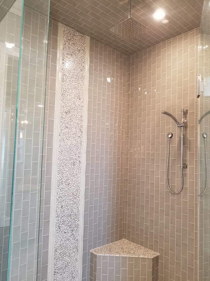 Diseño de cuarto de baño principal costero pequeño con ducha abierta
