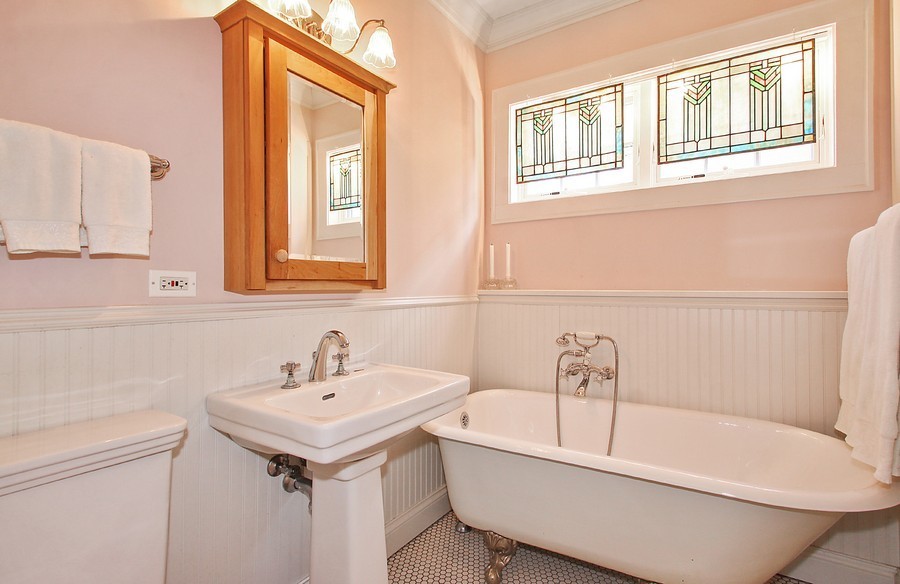 Aménagement d'une petite salle de bain classique pour enfant avec un lavabo de ferme, une baignoire sur pieds, un combiné douche/baignoire, WC séparés, un carrelage blanc, des carreaux de céramique, un mur rose et un sol en carrelage de céramique.