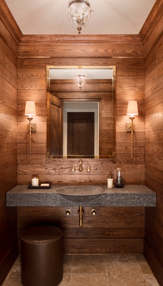 Imagen de cuarto de baño clásico de tamaño medio con aseo y ducha