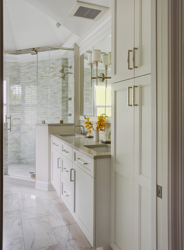 Стильный дизайн: большая главная ванная комната в стиле неоклассика (современная классика) с фасадами с утопленной филенкой, белыми фасадами, отдельно стоящей ванной, двойным душем, унитазом-моноблоком, разноцветной плиткой, стеклянной плиткой, серыми стенами, полом из керамогранита, врезной раковиной, столешницей из кварцита, белым полом, душем с распашными дверями и серой столешницей - последний тренд