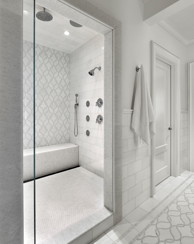Свежая идея для дизайна: главная ванная комната среднего размера в стиле модернизм с фасадами с утопленной филенкой, белыми фасадами, отдельно стоящей ванной, душем в нише, раздельным унитазом, белой плиткой, керамической плиткой, полом из керамической плитки, настольной раковиной, мраморной столешницей, белым полом, душем с распашными дверями и белой столешницей - отличное фото интерьера