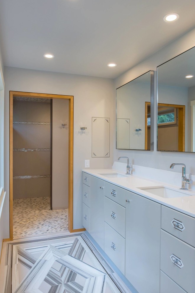 Foto de cuarto de baño principal actual con ducha abierta, baldosas y/o azulejos beige, baldosas y/o azulejos de porcelana, suelo de mármol, encimera de cuarcita, suelo multicolor y ducha abierta