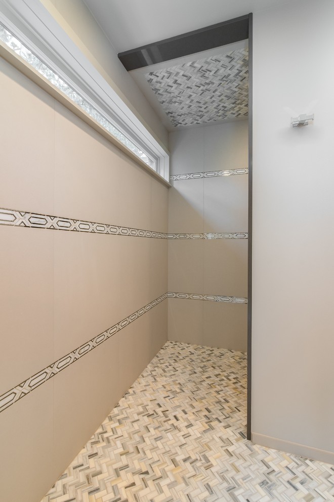 Стильный дизайн: главная ванная комната в современном стиле с открытым душем, бежевой плиткой, керамогранитной плиткой, мраморным полом, разноцветным полом и открытым душем - последний тренд