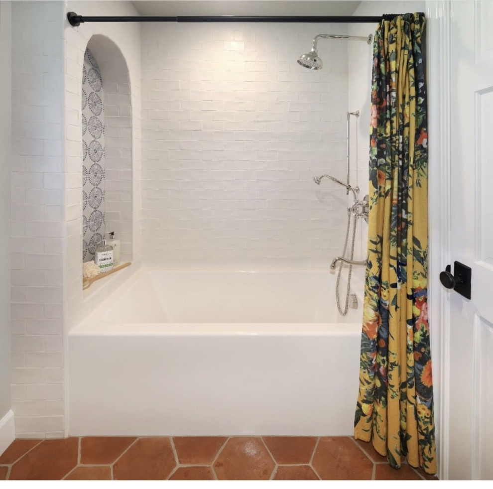 Идея дизайна: ванная комната среднего размера в стиле кантри с фасадами в стиле шейкер, светлыми деревянными фасадами, ванной в нише, душем над ванной, белой плиткой, керамической плиткой, серыми стенами, полом из терракотовой плитки, душевой кабиной, врезной раковиной, столешницей из искусственного кварца, оранжевым полом, шторкой для ванной, белой столешницей, тумбой под две раковины и встроенной тумбой