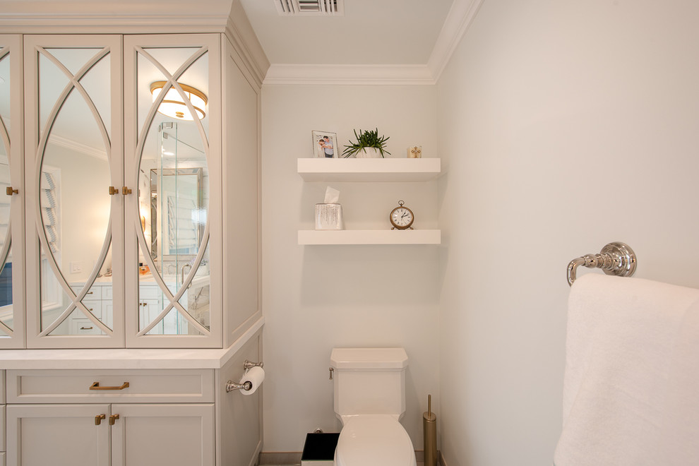 Bild på ett mellanstort vintage en-suite badrum, med möbel-liknande, vita skåp, en dusch i en alkov, grå kakel, porslinskakel, blå väggar, klinkergolv i porslin, ett undermonterad handfat, bänkskiva i kvarts och dusch med gångjärnsdörr
