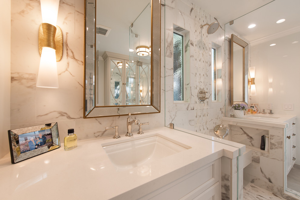 Inspiration för mellanstora klassiska en-suite badrum, med möbel-liknande, vita skåp, en dusch i en alkov, grå kakel, porslinskakel, blå väggar, klinkergolv i porslin, ett undermonterad handfat, bänkskiva i kvarts och dusch med gångjärnsdörr
