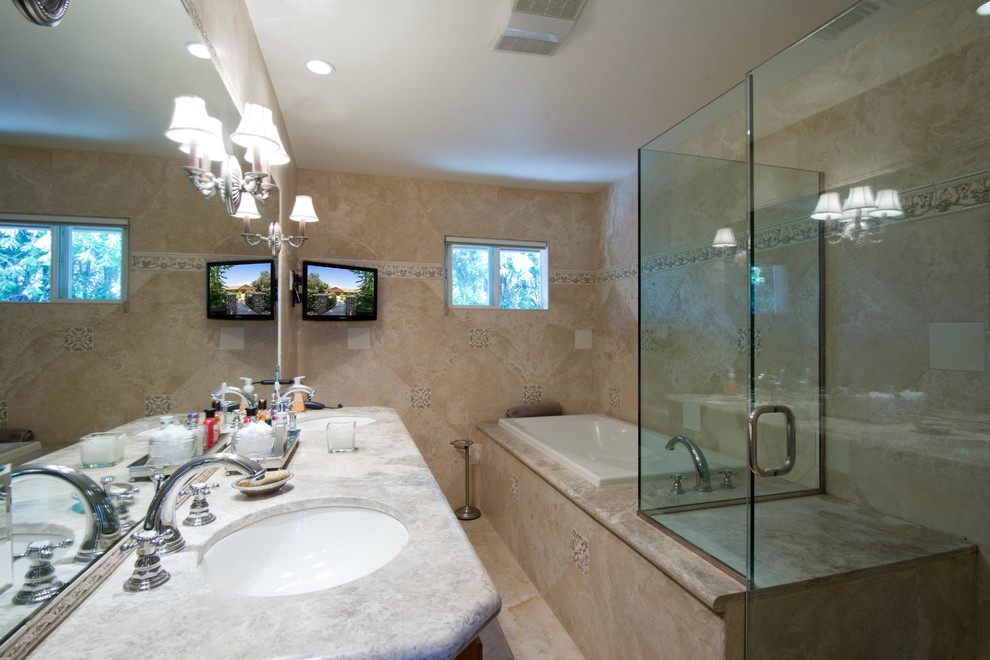 Idee per una stanza da bagno padronale minimalista di medie dimensioni con vasca da incasso, doccia ad angolo, WC monopezzo, piastrelle beige, piastrelle in pietra, pareti beige, pavimento in pietra calcarea e lavabo sottopiano