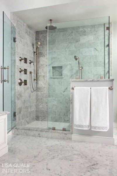 Ispirazione per una stanza da bagno padronale tradizionale di medie dimensioni con ante con bugna sagomata, ante bianche, vasca ad alcova, doccia alcova, pareti grigie, pavimento in marmo, lavabo sottopiano e top in marmo