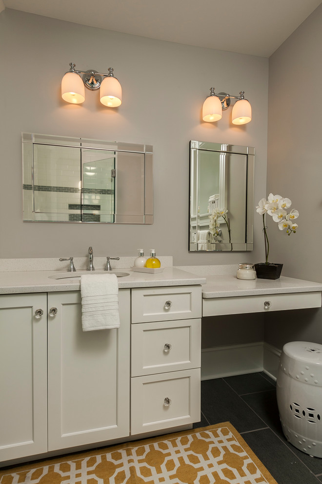 Стильный дизайн: огромная ванная комната в викторианском стиле с врезной раковиной, фасадами в стиле шейкер, белыми фасадами, столешницей из искусственного кварца, серыми стенами, полом из керамогранита и белой столешницей - последний тренд