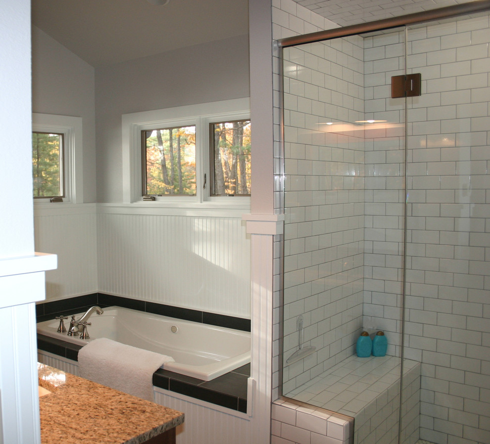 Idée de décoration pour une douche en alcôve chalet de taille moyenne avec une baignoire posée, un carrelage blanc, un carrelage métro, un mur gris, un lavabo encastré, un plan de toilette en granite et une cabine de douche à porte battante.