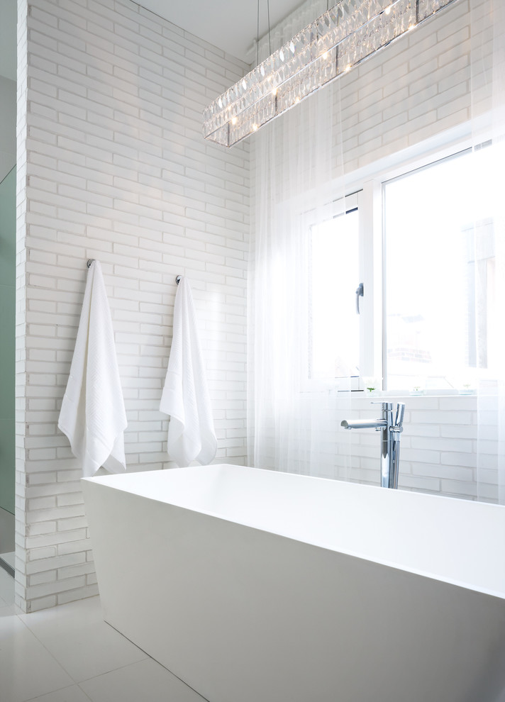 Идея дизайна: главная ванная комната в современном стиле с отдельно стоящей ванной и белой плиткой