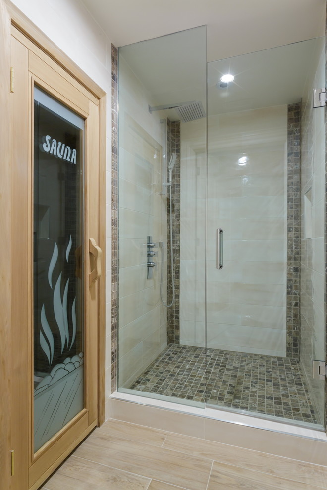 Esempio di una grande sauna minimal con doccia alcova, piastrelle multicolore, piastrelle in gres porcellanato, pareti bianche e parquet chiaro