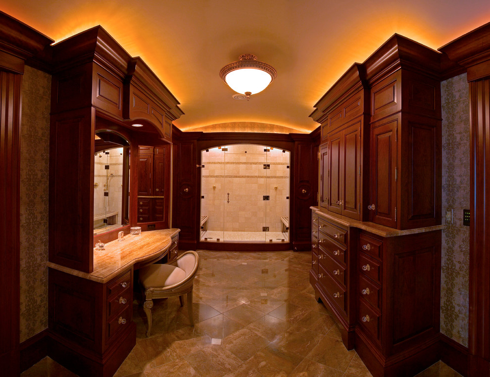 Стильный дизайн: большая главная ванная комната в классическом стиле с фасадами с выступающей филенкой, темными деревянными фасадами, душем в нише, серыми стенами и стеклянной столешницей - последний тренд