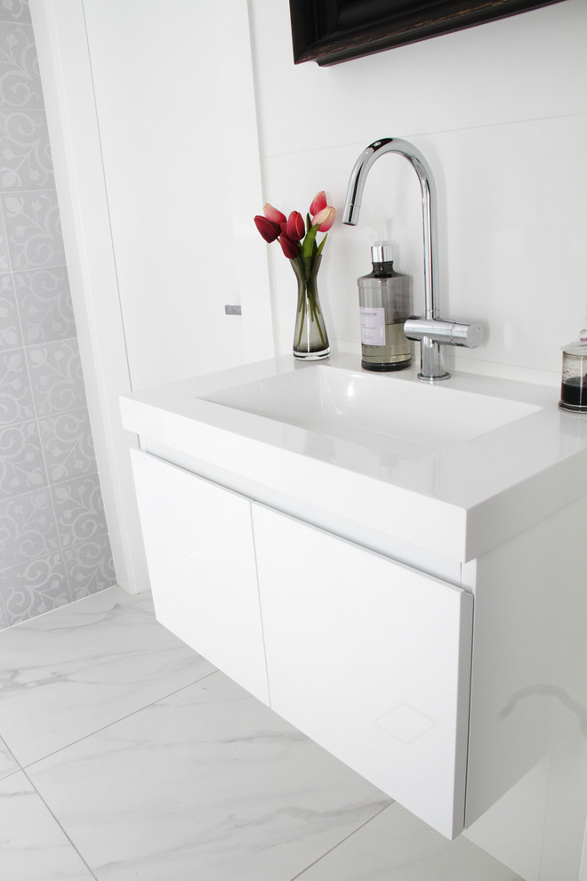 Modernes Badezimmer mit Wandtoilette, weißen Fliesen, Keramikfliesen, Keramikboden, integriertem Waschbecken und weißem Boden in Sydney