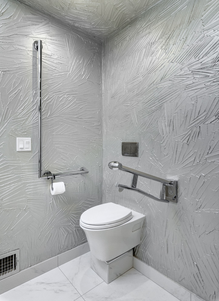 На фото: главная ванная комната среднего размера в стиле модернизм с плоскими фасадами, белыми фасадами, душем без бортиков, унитазом-моноблоком, белой плиткой, серыми стенами, мраморным полом, белым полом и душем с раздвижными дверями с
