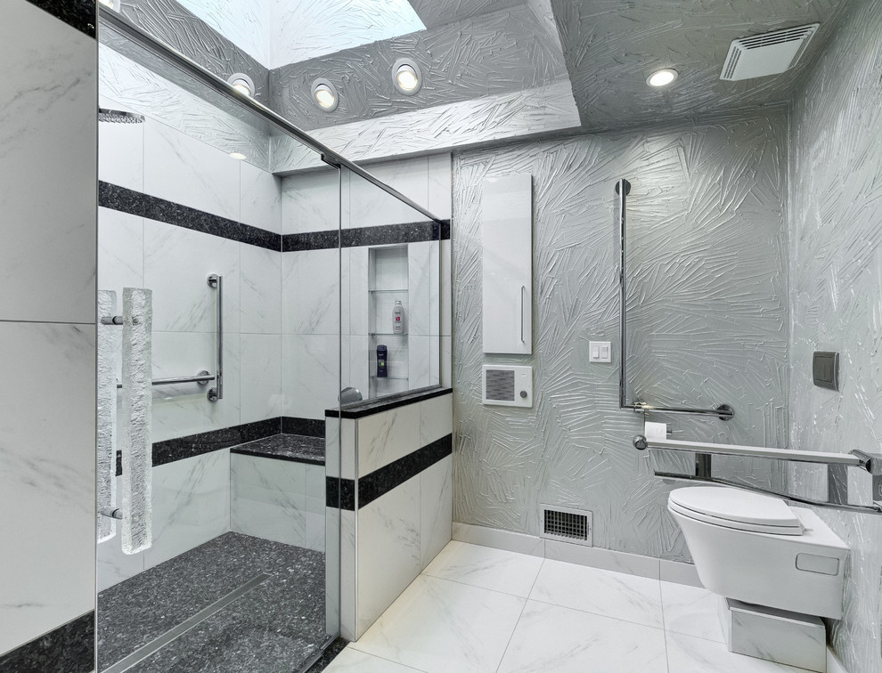 Idées déco pour une salle de bain principale moderne de taille moyenne avec un placard à porte plane, des portes de placard blanches, une douche à l'italienne, WC à poser, un mur gris, un sol en marbre, un sol blanc et une cabine de douche à porte coulissante.