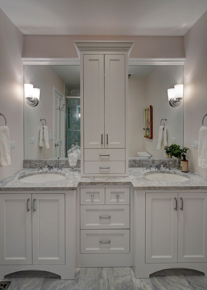 На фото: главная ванная комната в современном стиле с фасадами с утопленной филенкой, белыми фасадами, полом из керамогранита, врезной раковиной, столешницей из кварцита и серым полом с