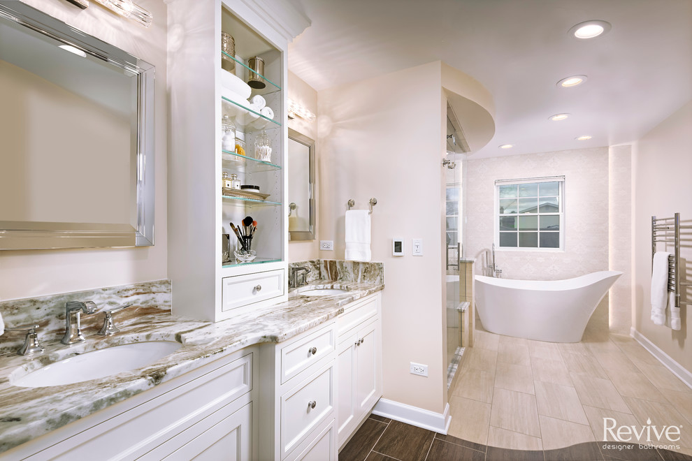 Exemple d'une grande salle de bain principale chic avec un placard à porte plane, des portes de placard blanches, une baignoire indépendante, un carrelage multicolore, des carreaux de céramique, un mur beige, un sol en carrelage de céramique et un lavabo posé.