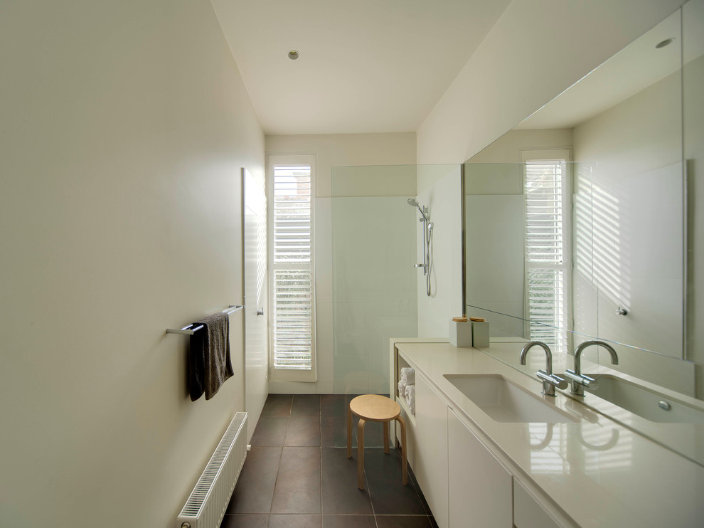 メルボルンにある高級な中くらいなコンテンポラリースタイルのおしゃれなバスルーム (浴槽なし) (アンダーカウンター洗面器、フラットパネル扉のキャビネット、白いキャビネット、クオーツストーンの洗面台、オープン型シャワー、一体型トイレ	、茶色いタイル、セラミックタイル、白い壁、セラミックタイルの床) の写真