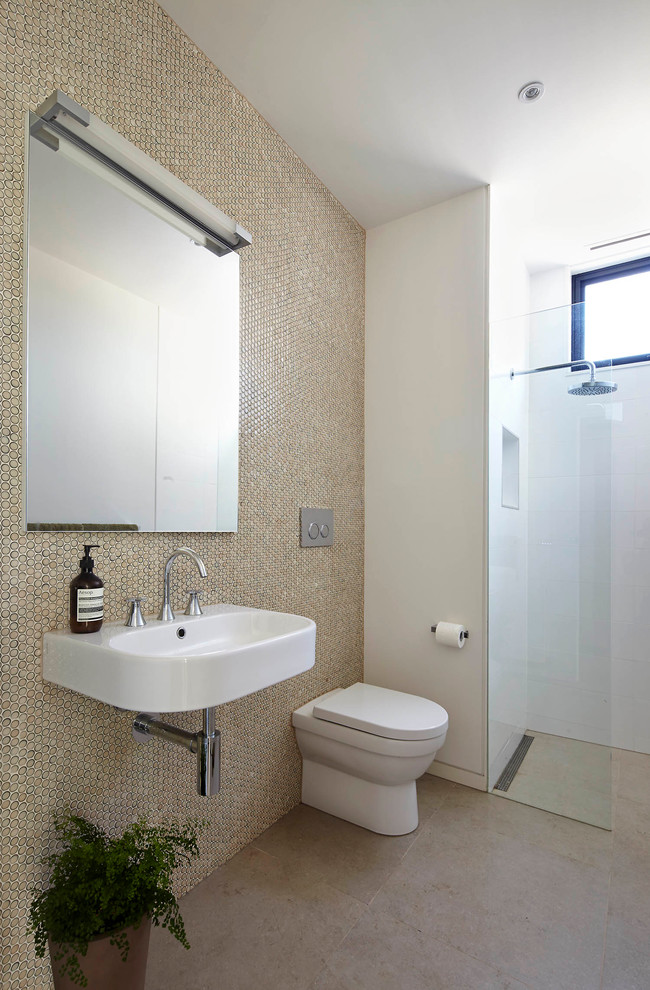 Ispirazione per una stanza da bagno con doccia design con lavabo sospeso, doccia aperta, piastrelle beige, piastrelle a mosaico e doccia aperta