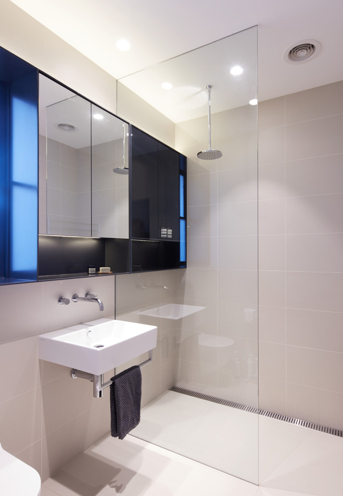 Стильный дизайн: маленькая главная ванная комната в современном стиле с открытым душем, бежевой плиткой, керамогранитной плиткой, белыми стенами и полом из керамогранита для на участке и в саду - последний тренд