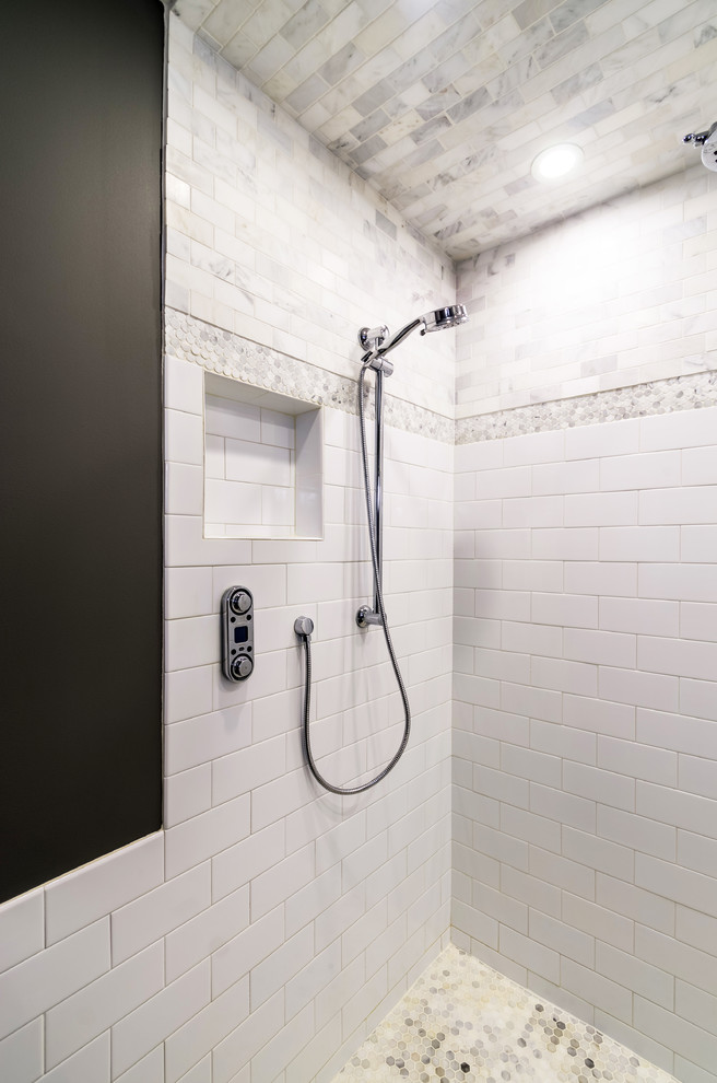 Foto på ett litet vintage vit badrum med dusch, med möbel-liknande, vita skåp, en öppen dusch, en vägghängd toalettstol, vit kakel, tunnelbanekakel, grå väggar, klinkergolv i keramik, ett undermonterad handfat, marmorbänkskiva, grått golv och med dusch som är öppen