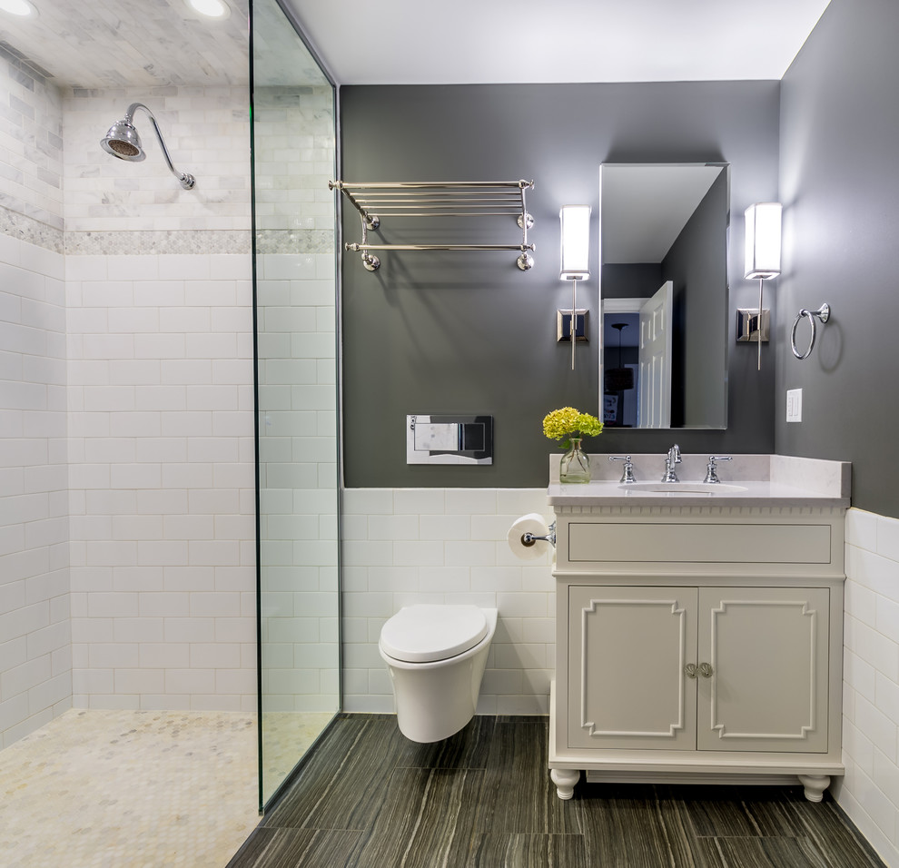 Идея дизайна: маленькая серо-белая ванная комната в стиле неоклассика (современная классика) с фасадами островного типа, белыми фасадами, открытым душем, инсталляцией, белой плиткой, плиткой кабанчик, серыми стенами, полом из керамической плитки, душевой кабиной, врезной раковиной, мраморной столешницей, серым полом, открытым душем, белой столешницей, зеркалом с подсветкой, тумбой под одну раковину, напольной тумбой, потолком с обоями и панелями на стенах для на участке и в саду
