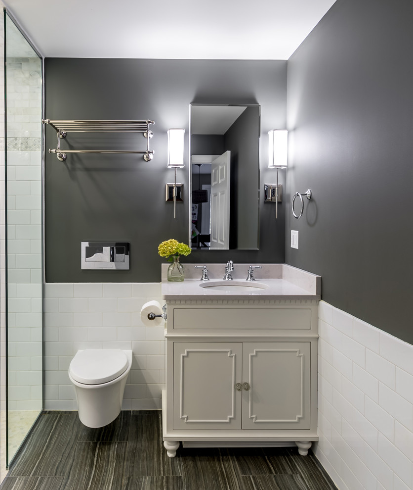 На фото: маленькая серо-белая ванная комната в стиле неоклассика (современная классика) с фасадами островного типа, белыми фасадами, открытым душем, инсталляцией, белой плиткой, плиткой кабанчик, серыми стенами, полом из керамической плитки, душевой кабиной, врезной раковиной, мраморной столешницей, серым полом, открытым душем, белой столешницей, зеркалом с подсветкой, тумбой под одну раковину, напольной тумбой, потолком с обоями и панелями на стенах для на участке и в саду