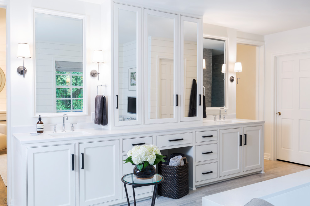 Foto på ett mellanstort lantligt vit en-suite badrum, med vita skåp, vita väggar, marmorgolv, bänkskiva i kvarts, grått golv, luckor med profilerade fronter och ett undermonterad handfat