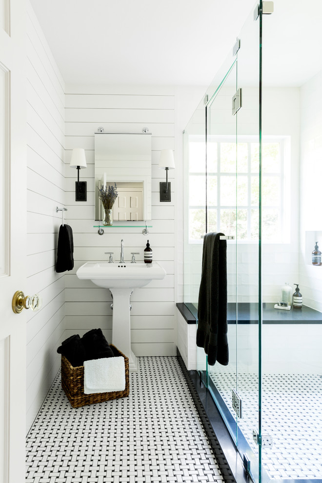 На фото: ванная комната среднего размера в стиле кантри с белой плиткой, керамогранитной плиткой, белыми стенами, полом из керамогранита, раковиной с пьедесталом, душем с распашными дверями, душевой кабиной, разноцветным полом и окном с