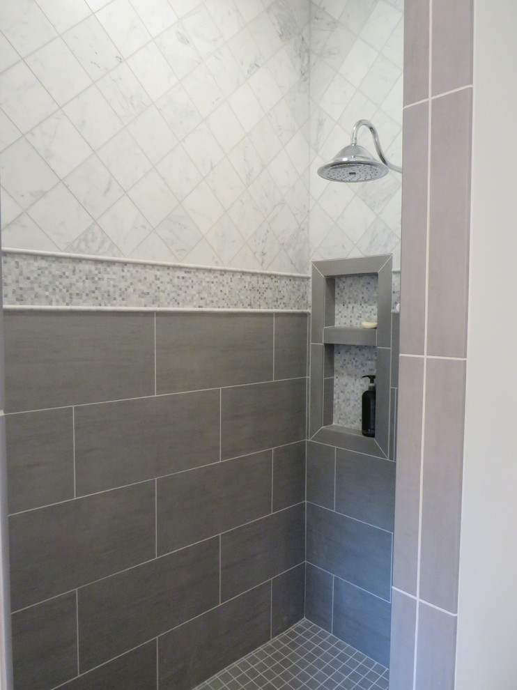 Bild på ett stort lantligt en-suite badrum, med skåp i shakerstil, vita skåp, en toalettstol med hel cisternkåpa, gröna väggar, klinkergolv i keramik, ett undermonterad handfat, marmorbänkskiva och en öppen dusch