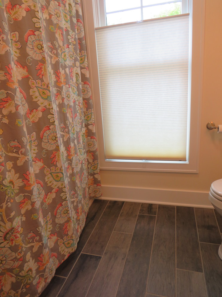 Идея дизайна: ванная комната среднего размера в стиле кантри с фасадами с утопленной филенкой, серыми фасадами, угловой ванной, душем над ванной, раздельным унитазом, белыми стенами, полом из линолеума, душевой кабиной, врезной раковиной и мраморной столешницей